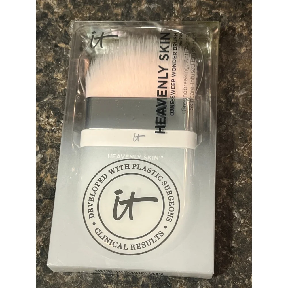 New It Cosmetics Heavenly Skin One-Sweep Wonder Brush No 705